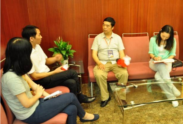李公乐主持召开了市委理论学习中心组集体学习会议，强调:认真贯彻落实金平