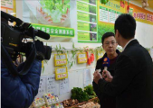 华县改善了贫困人口的生活条件，提高了居民的生活质量